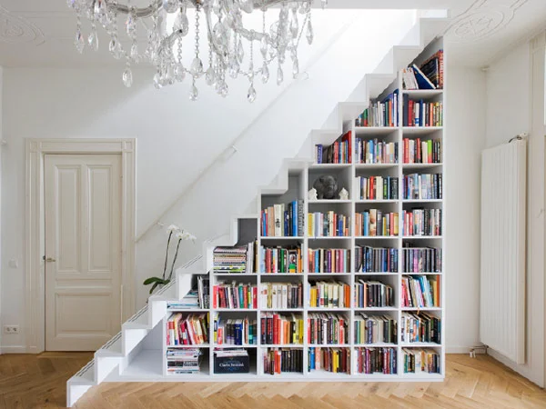 Книжные полки под лестницей